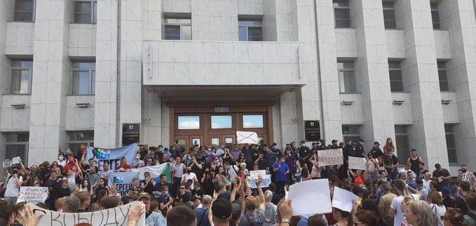 В Хабаровске толпа горожан собралась на стихийный митинг в защиту губернатора Фургала (обвинен в организации убийств и доставлен в Москву, выиграл на выборах у единороса)