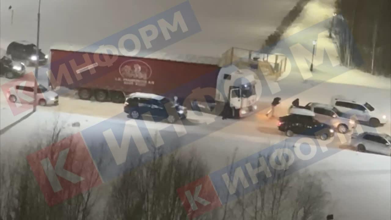 Неравнодушные прохожие и автолюбители в | ЧС Тюмень | Отзовик