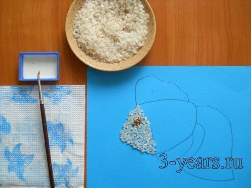 АППЛИКАЦИЯ ИЗ КРУПЫ РЫБКА Понадобятся:1. лист плотной бумаги или картона; 2. клей ПВА или мучной клейстер; 3. крупа (гречка, пшено, овсяные хлопья, рис) ; 4. карандаш; 5. кисточка; 6.