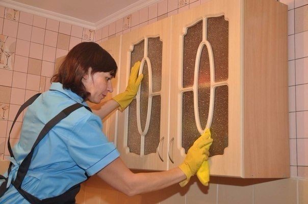 КАК ИЗБАВИТЬСЯ ОТ ЖИРНЫХ ПЯТЕН НА КУХНЕ С уборкой каждый из нас сталкивается ежедневно и при этом мало кому это доставляет удовольствие, но деваться некуда. А, поскольку, даже свежее жирное
