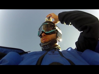 Экстремал в вингсьюте пролетел через двухметровую дыру в скале