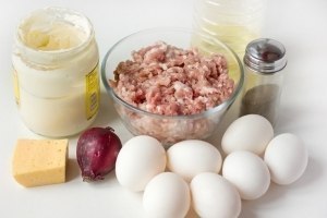 Яичные рулетики с мясной начинкой - отличный завтрак! Ингредиенты:Яйца куриные 7 шт.Свиной фарш 500 гЛук фиолетовый 1 шт.Сыр твёрдый 100 гСметана 4 ст. л.Соль 2 ч. л.Перец чёрный молотый 2