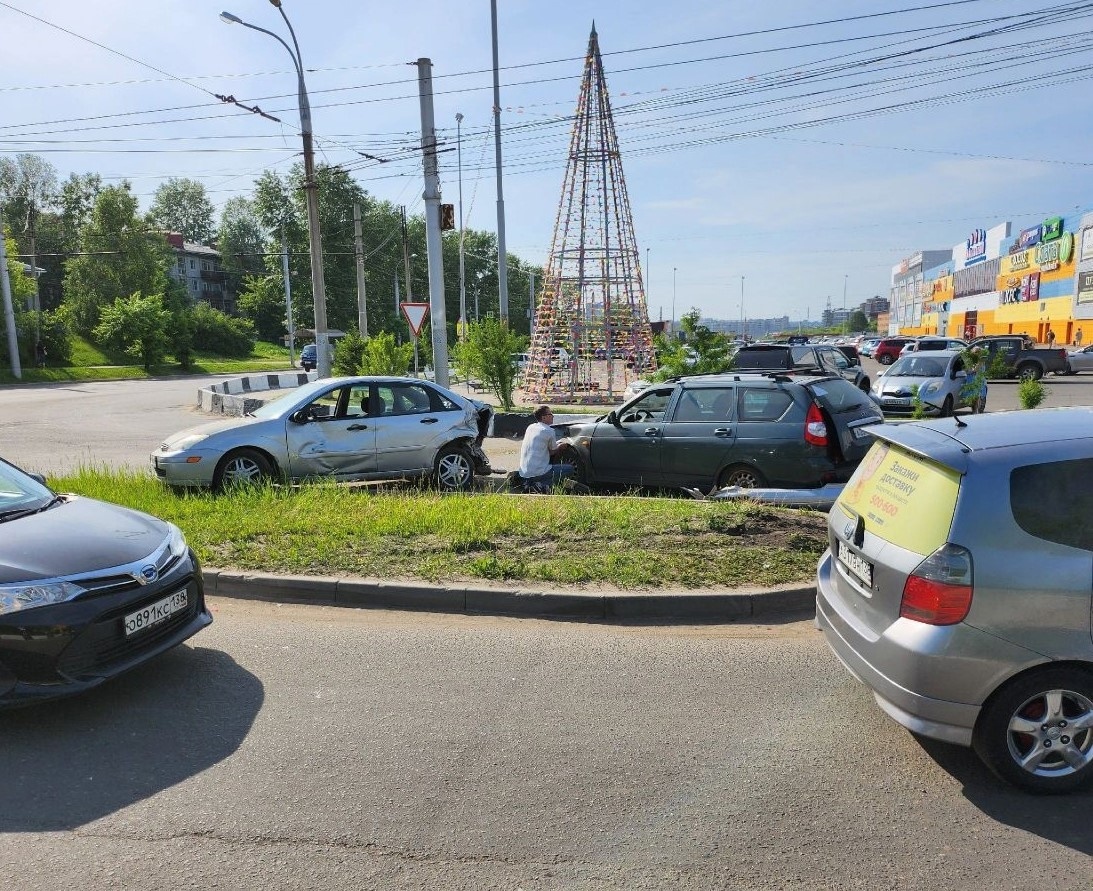 Автобусный таран . 19 июня вечером в микрорайоне Юбилейный произошло ДТП Это картинка