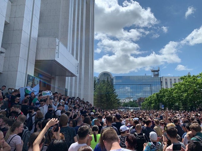 В Хабаровске толпа горожан собралась на стихийный митинг в защиту губернатора Фургала (обвинен в организации убийств и доставлен в Москву, выиграл на выборах у единороса)